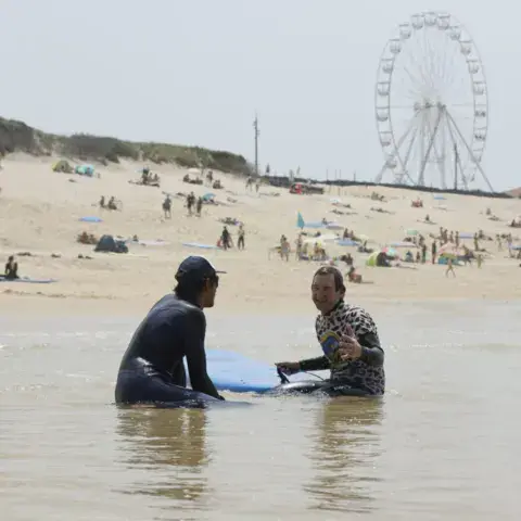 Cours de surf sur la plage de Biscarrosse