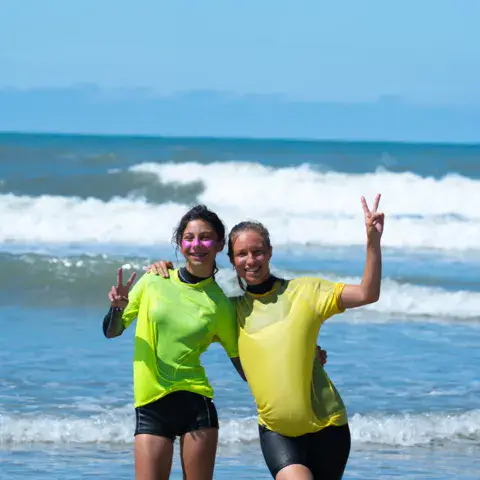 Session de surf dans les vagues du Médoc