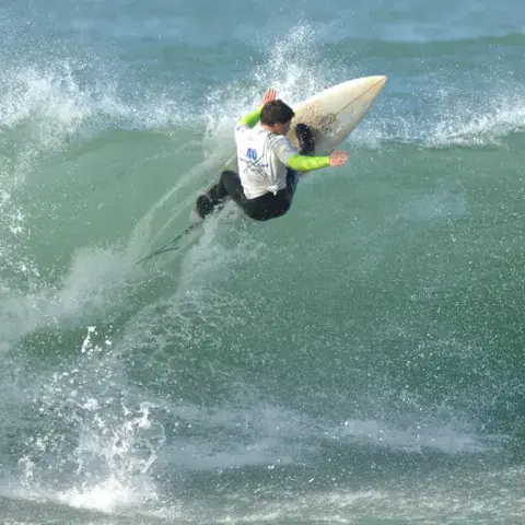 Surf sur une vague de Capbreton