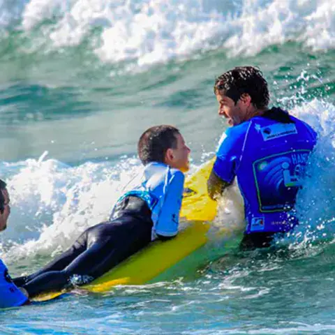 Un moniteur de l'école Lehena en séance de surf