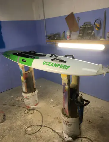 Réparation de planche à l'atelier Atlantic Dream, Seignosse