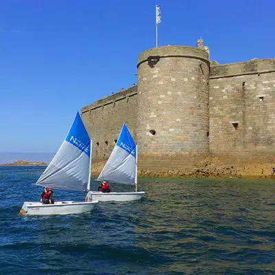 Optimists devant le château du Taureau, Carantec