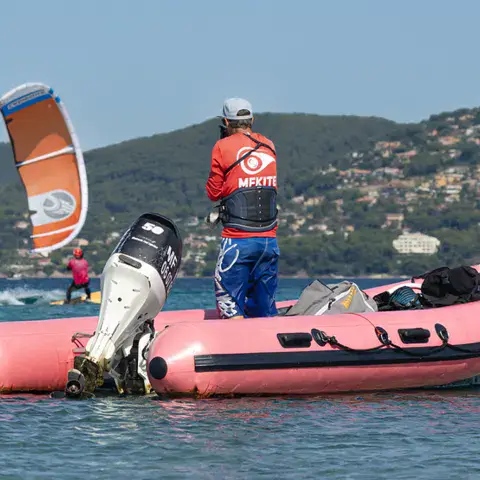 Cours de kitesurf encadré depuis le bateau, baie de l'Almanarre