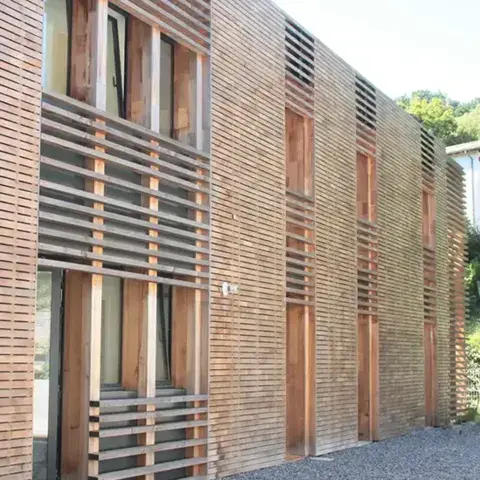 Façade du Surf Lodge de l'école Jo Moraiz à Biarritz