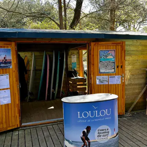 La cabane de l'école de surf Loulou, près du phare de la Coubre