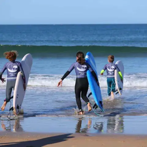Cours de surf pour enfants à l'Oléron Surf Club