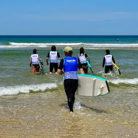 Moniteur et élèves partant à l'eau, plage de Mimizan