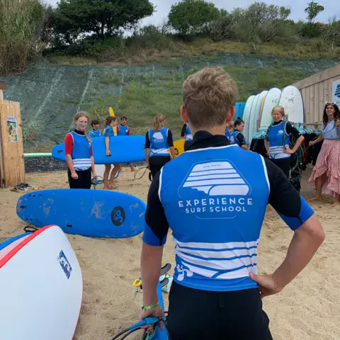 Cours de surf collectifs avec Experience Surf School