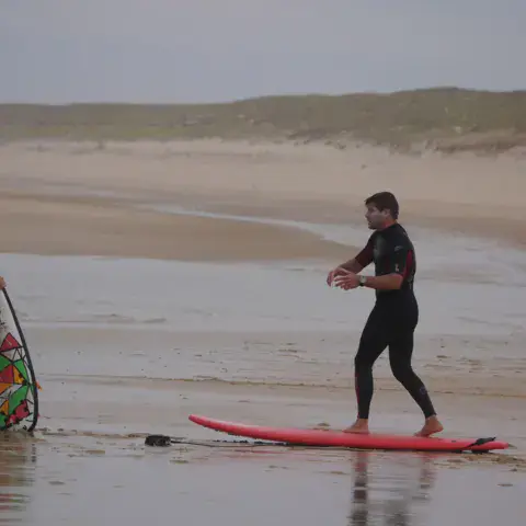 Consignes du moniteur sur la plage avant la mise à l'eau
