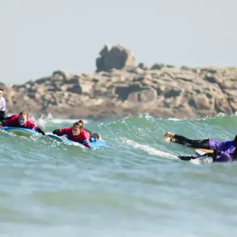 Cours de surf à la plage de Pors Carn, Penmarc'h