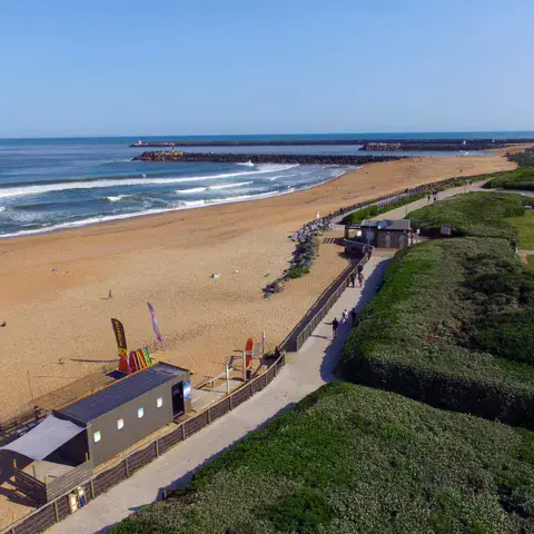 Vue aérienne de la plage des Cavaliers et de la cabane de l'école, Anglet