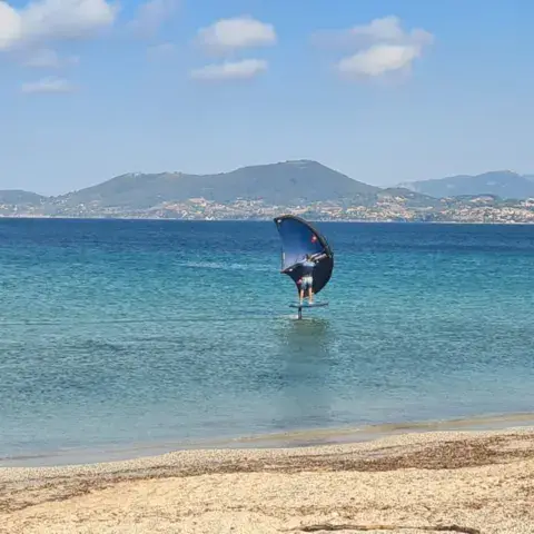 Wing foil devant la plage de l'Almanarre, à Hyères