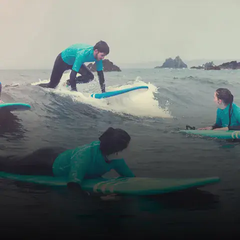 Cours collectif de surf dans la baie de Locquirec