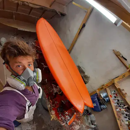 Travail de ponçage d'une planche à l'atelier Zeuglodon