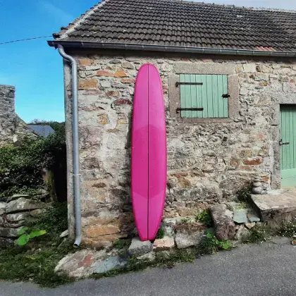 Planche de surf rose réalisée par l'atelier Zeuglodon