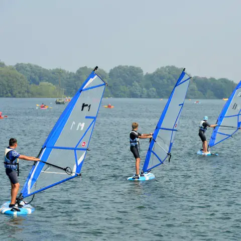 Cours de planche à voile sur le plan d'eau des Prés du Hem