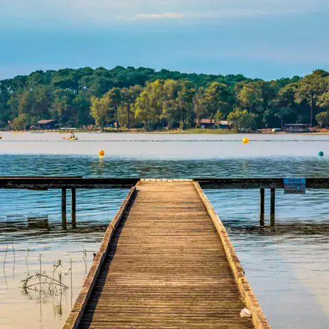 Ponton sur le lac de Carcans-Hourtin, près du village UCPA de Bombannes