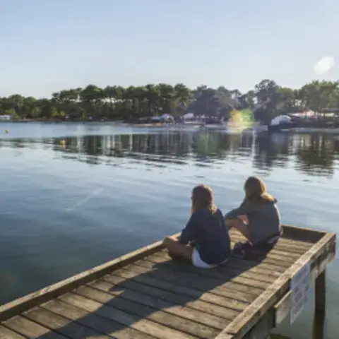 Détente sur le ponton au bord du lac