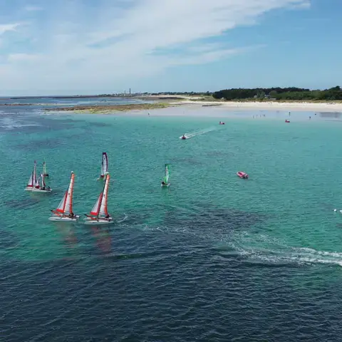 Catamarans et optimists sur le plan d'eau de Penmarc'h