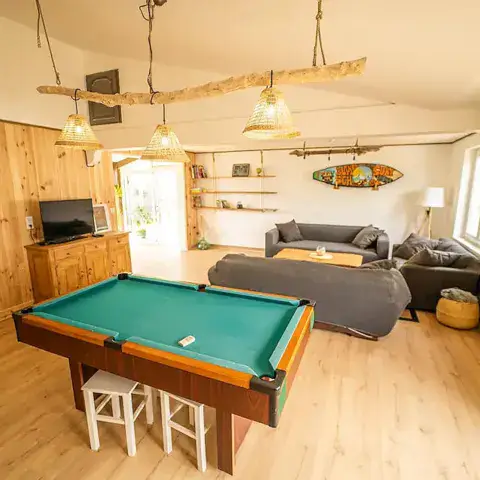 Séjour du surf camp : salon de la maison de l'école