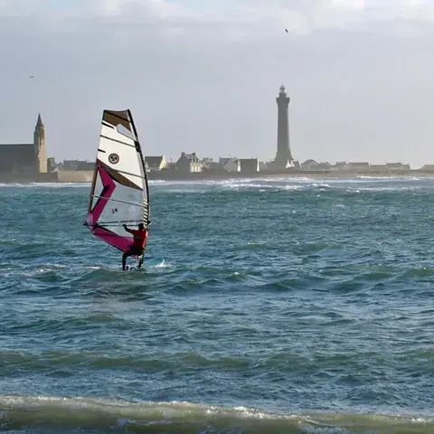 Planche à voile devant le phare d'Eckmühl