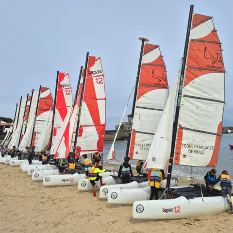 Catamarans alignés sur la plage de Socoa