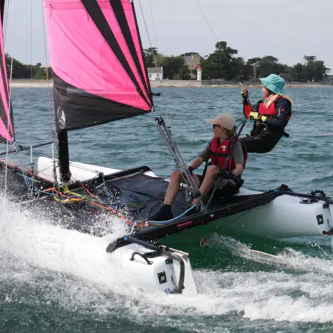 Catamarans de l'école de voile en navigation