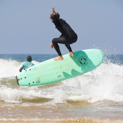 Élève de surf dans les vagues de Moliets