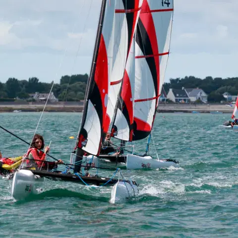 Flotte de catamarans sur la baie de Loctudy