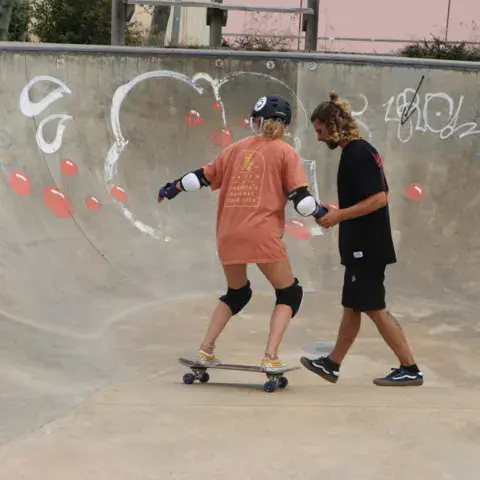 Cours de skate au skatepark
