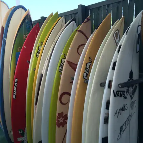 Planches de surf rangées devant le shop