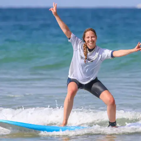 Cours de surf à Hossegor, élève debout sur sa planche