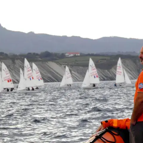 Régate de voile légère devant la côte basque
