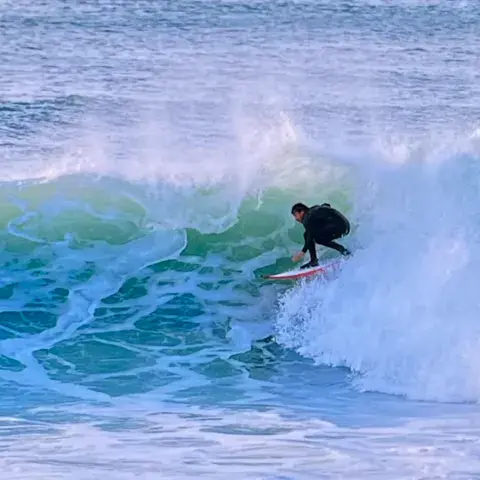 Surfeur sur une vague à Bidart