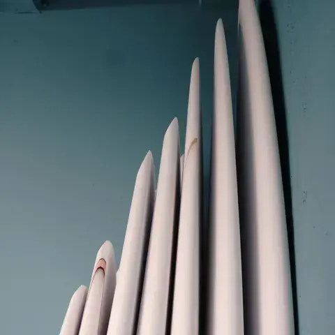 Planches alignées dans le local de l'atelier