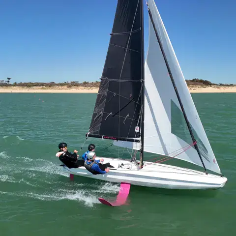 Catamaran sur foils en navigation