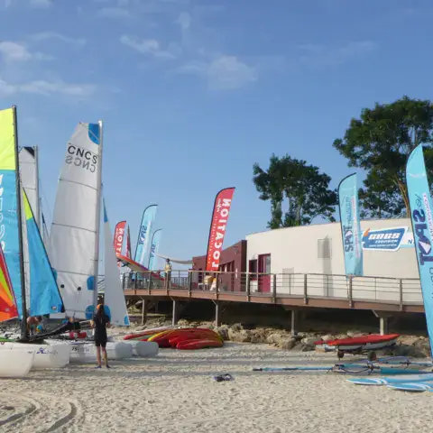 Catamarans sur la plage de Sainte-Evette devant le centre nautique