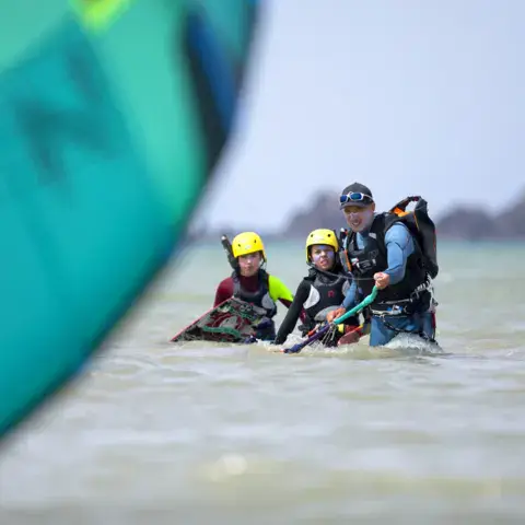 Cours de kitesurf en petit groupe dans l'eau