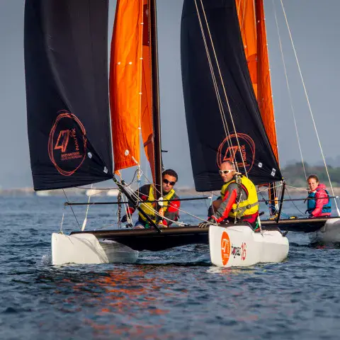 Catamaran en navigation avec équipage