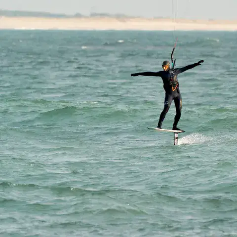 Pratiquant de foil sur l'eau