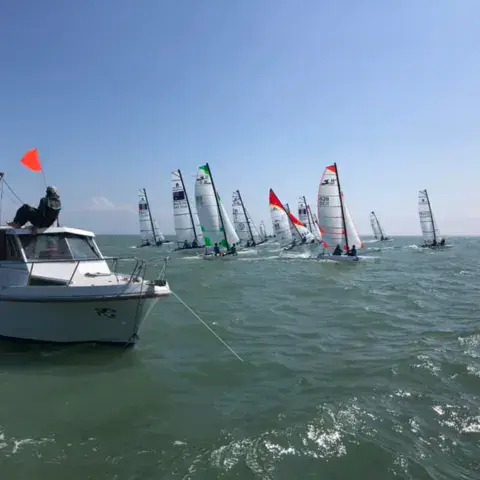 Bateau d'encadrement lors d'une régate