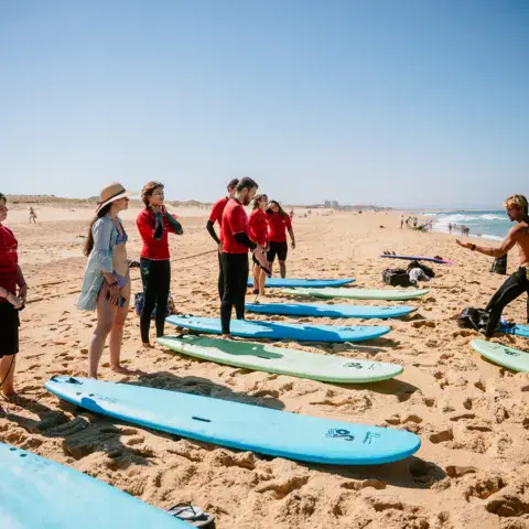 Élèves et planches en mousse sur la plage Sud d'Hossegor