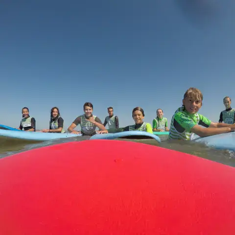 Cours de surf sur la plage de Soulac