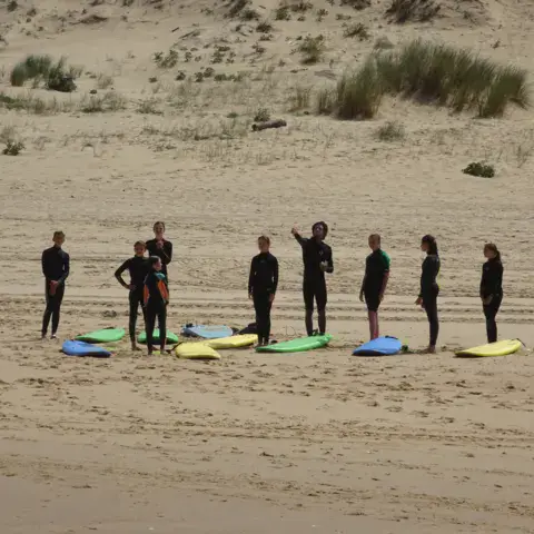 Cours de surf sur la plage de la Pantoufle