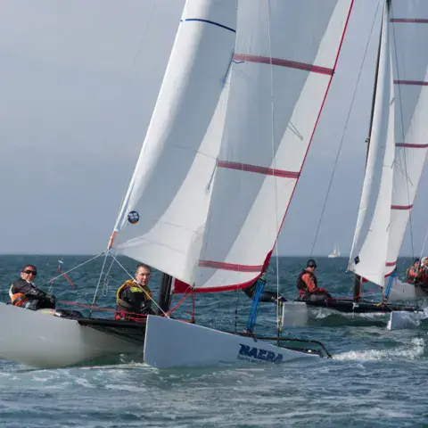 Catamarans de sport en navigation