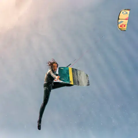 Kitesurfeur en saut
