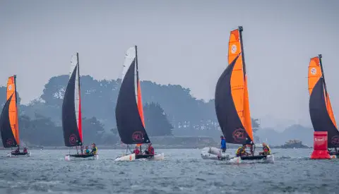 Flottille de catamarans en navigation