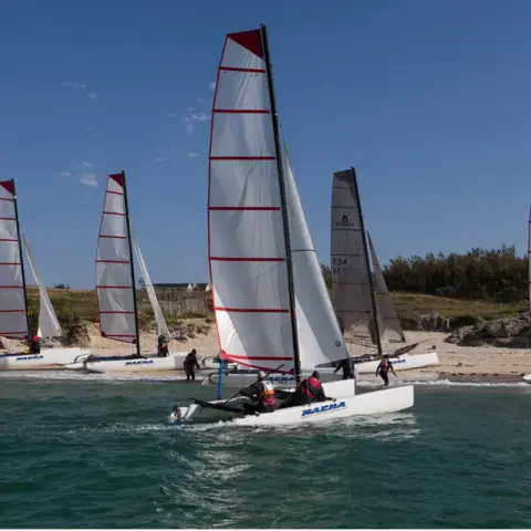Catamarans à la plage lors d'un raid