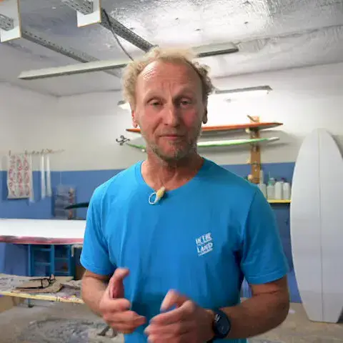 Le shaper Mao dans son atelier