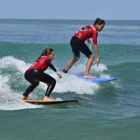 Élèves en cours de surf à Hossegor